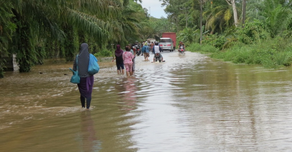 300 meter Jalan Singkil-Subulussalam di Silatong,  Aceh Singkil tergenang banjir dan membuat macet arus transportasi selama empat jam FOTO : MAN