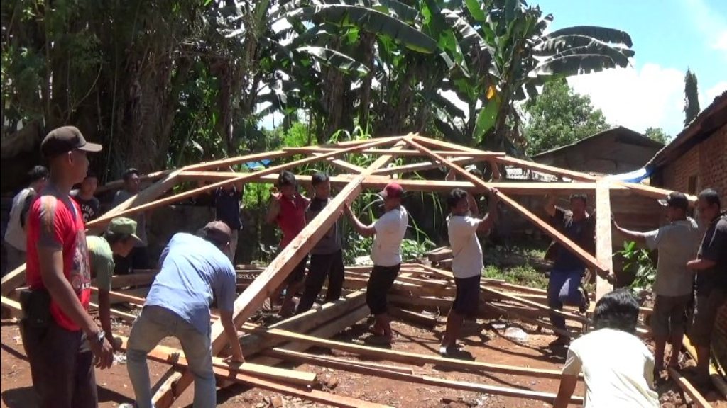 Pemda Kolaka dan PT Antam Bagunkan Rumah Buat Hamzah Sekeluarga FOTO : LAN