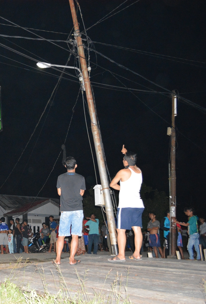 Instalasi Kabel di Karang Ambun Terbakar, Warga Panik Berlarian Keluar Rumah FOTO : EDI AKBAR