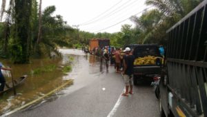 Salah satu ruas jalan di Singkil, tergenang air mengakibatkan kemacetan FOTO : MAN