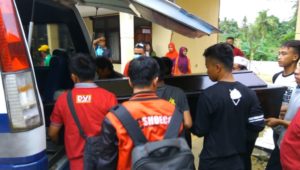 Jenazah Almarhumah Fera saat dimasukkan ke dalam mobil ambulance FOTO : TAMMA