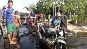 Warga Keluhkan, Komersialisasi Jembatan Darurat di Aceh Singkil