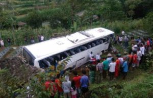 Diduga Rem Blong, Bus Wisata Berpenumpang 48 Masuk Jurang