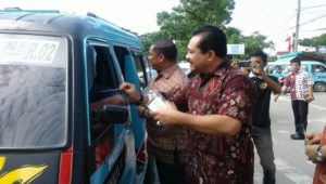 kajati Sultra S Djoko Susilo memberikan stiker kepada salah satu Penumpang angkutan umum