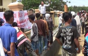 Lagi Kejari Kolaka &nbsp;Di Demo Pendukung Najamuddin Haruna