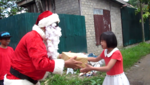 Sinterklaus Berbagi Dengan Anak