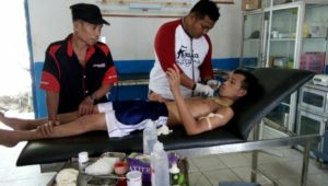 Dokter Irwansyah Safitri Latif (Tengah) saat sedang melakukan pemeriksaan intens kepada Ardan yang didampingi ayahnya Arjat FOTO : JUSRAN