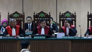 Ahok Menangis Di Sidang Perdana
