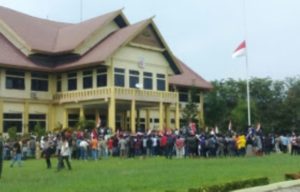 Proyek Jalan Dihentikan, Ratusan Warga Aceh Tamiang Unjuk Rasa