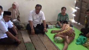 Wabup Kolaka Sambangi Penderita Sakit Jiwa