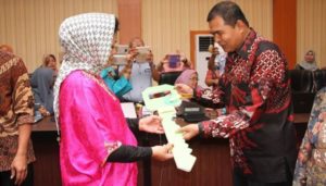 Wakil Bupati Bantaeng Muh Yasin menyerahkan kunci kantor secara simbolis