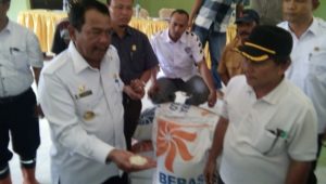 Plt Bupati Aceh Singkil Asmaudin memperlihatkan bantuan massa panik beras bulog sangat bagus untuk 16 Desa di Kecamatan Singkil yang diterima Kepala Desa Pasar Yusrin Rabu 7 Desember 2016 di Balai Pemuda Pemudi Pasar. FOTO : MAN