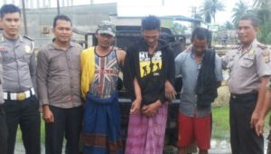 Para TSK di apit petugas kepolisian dan anggota Danramel Simpang Ulim FOTO : ROBY