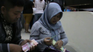 Tukar Uang Baru BI Diserbu Warga