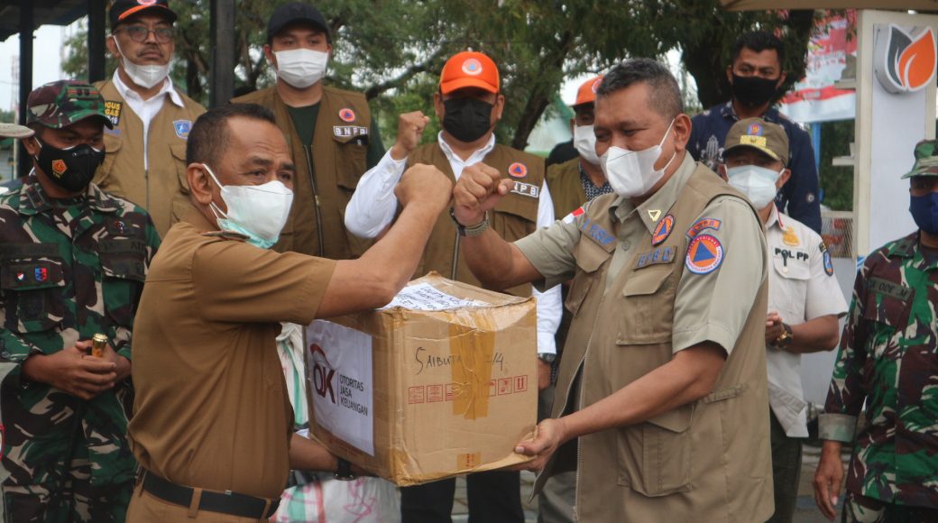 BPBD Sultra Beri Hand Sanitizer dan Ribuan Masker ke Pemda Muna