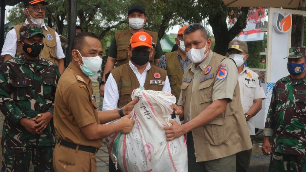 BPBD Sultra Beri Hand Sanitizer dan Ribuan Masker ke Pemda Muna
