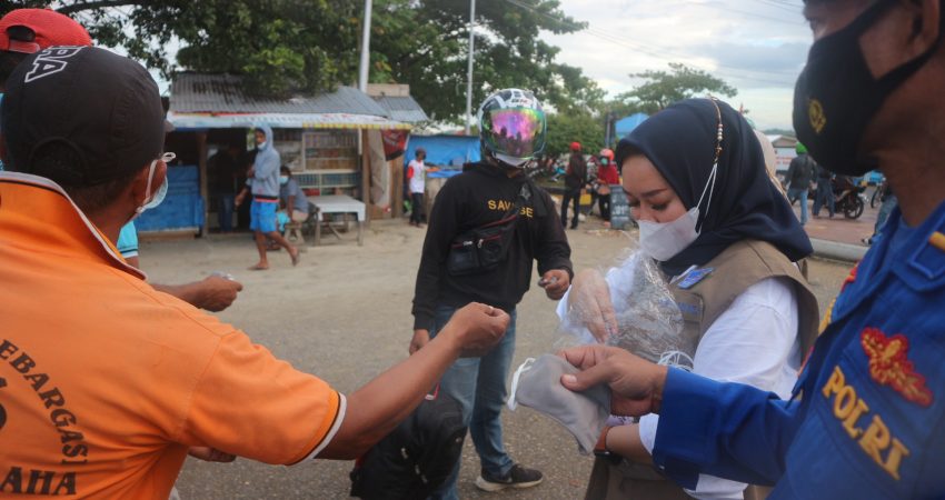 Satgas Sultra Edukasi dan Bagi Masker ke Warga Muna
