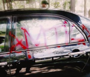 Mobil Plt Rektor UHO Dicoret-Coret Mahasiswa