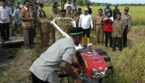 Tingkatkan Produksi Petani, Dinas Pertanian Kolaka Beri Bantuan Traktor