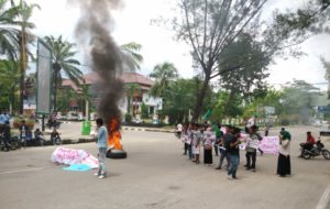 Gotong Keranda, HMI Kendari Persoalkan Kebijakan Jokowi-JK di DPRD Sultra