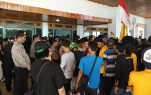 Hendak Segel Gedung DPRD Sultra, Massa Nyaris Bentrok dengan Polisi