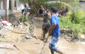 Damkar dan Pol PP &nbsp;Bersihkan Rumah Korban Banjir Kolut