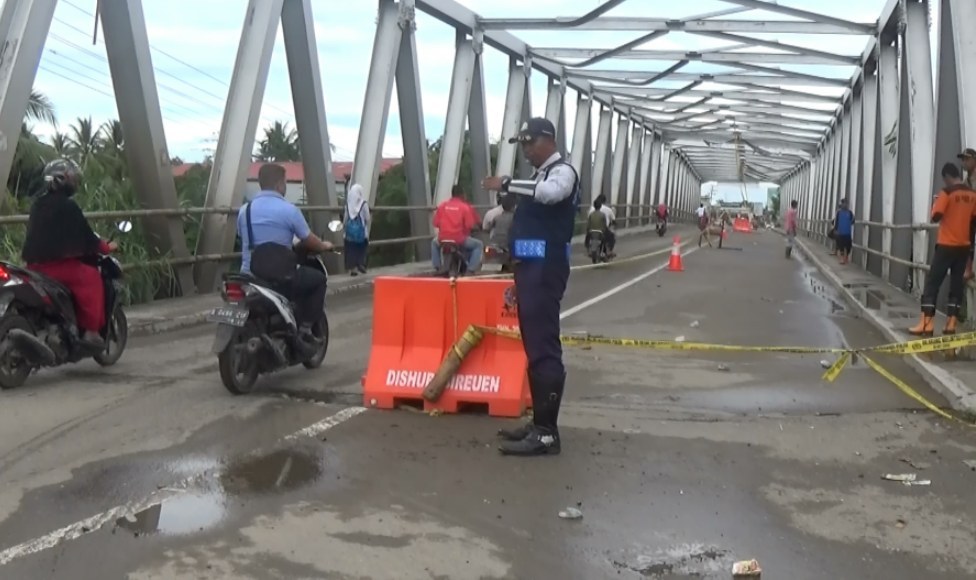 Jembatan Penghubung Dua Provinsi &nbsp;Terancam Amblas