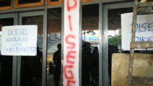 Kantor DPRD Sultra di Segel Warga