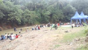 Libur Imlek, Warga Padati Sungai Gunung Pandan