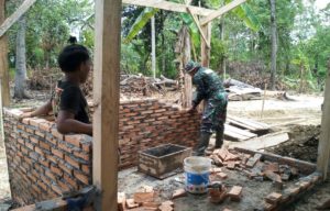 Babinsa Bersama Warga Bedah Sembilan Rumah Warga Miskin di Koltim