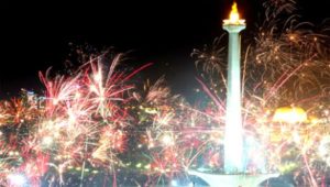 Monumen Nasional Jakarta Dihujani Kembang Api Tahun Baru 2017