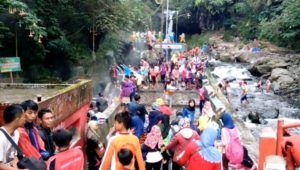 Membludak Pengunjung Air Panas 13 Guci Diakhir Tahun