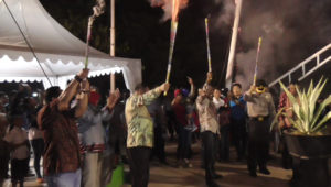 Tutup Tahun 2016 Sambut 2017, Walikota Kendari &ldquo;Main&rdquo; Kembang Api