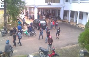 Segel Dibuka Paksa Satpol, Warga Tetap Bertahan