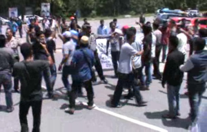 Demo Pilkada Bombana Dua Kubuh Paslon Bentrok