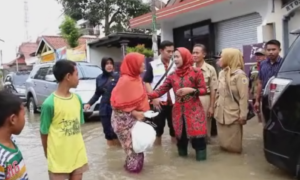 Bupati Brebes Bersama Rombongan Dihadang Warga Korban Banjir