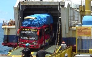 ​Nyaris Terhempas, Kapal Ferry Dharma Kartika Tiba di Kolaka