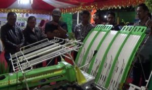Petani Belajar di Stand Pameran Dinas Tanaman Pangan
