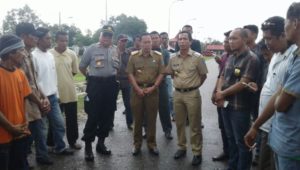 Ratusan Warga 10 Desa Berunjuk Rasa di Rumah Jabatan Bupati Konsel