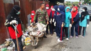 Babinsa Bersama Warga Bersihkan Kota Dari Sampah