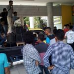 Aksi unjuk rasa oleh puluhan mahasiswa Universitas halu Oleo di saat calon Rektor menyampaikan visi dan misi di gedung Auditorium UHO. FOTO : ADIN