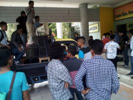 Penyampaian Visi dan Misi Calon Rektor Diwarnai Unjuk Rasa