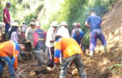 Sejumlah Ruas Jalan Mengalami Longsor, Jalur Transportasi Macet