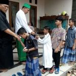 H.Muh. Purnomo sedang menyantuni ratusan anak yatim di masjid Wisanggeni. FOTO : AGUNG NUGROHO