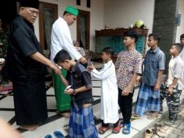 H.Muh. Purnomo sedang menyantuni ratusan anak yatim di masjid Wisanggeni. FOTO : AGUNG NUGROHO