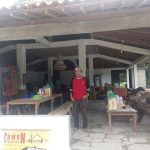 Cak Dikin berfose di usaha barunya yakni usaha Kuliner atau resto. FOTO : AGUNG NUGROHO