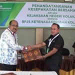 Penyerahan Nota kesepahaman anatara BPJS Ketenaga kerjaan dan Kejari Kolaka. FOTO : LAN