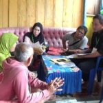 Petugas BPS Kolaka saat melakukan pendataan di setiap rumah warga yang menjadi responden. FOTO : LAN