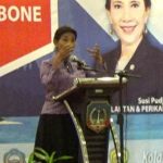 Menteri Kelautan dan perikanan RI Susi Pudjiastuti saat membuka pertemuan nasional teluk Bone di kabupaten kolaka. FOTO : LAN