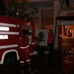 Tim Pemadakam kebakaran Kabupaten kolaka saat melakukan pemadaman di hotel Sutan raja yang mengalami kebakaran tadi malam. FOTO : LAN